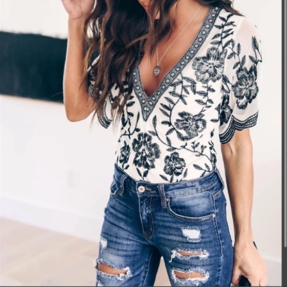 Women’s Honey Punch Black and White Floral Embroidered Fitted Bodysuit